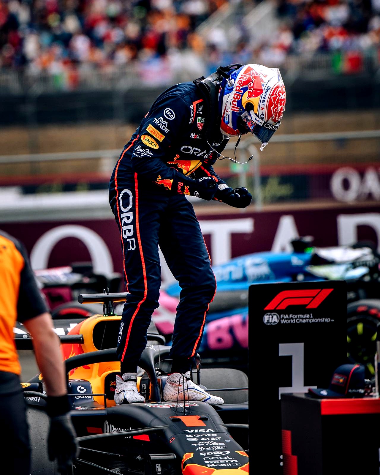 红牛车队险胜哈斯车队，阿隆索惊艳四座