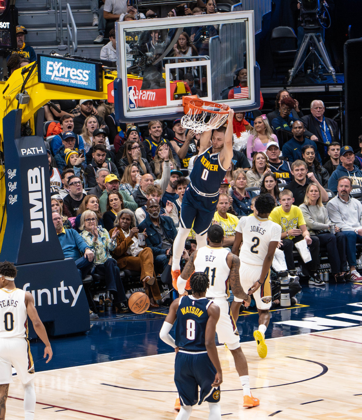 鹈鹕完胜新疆队，约基奇惊艳四座