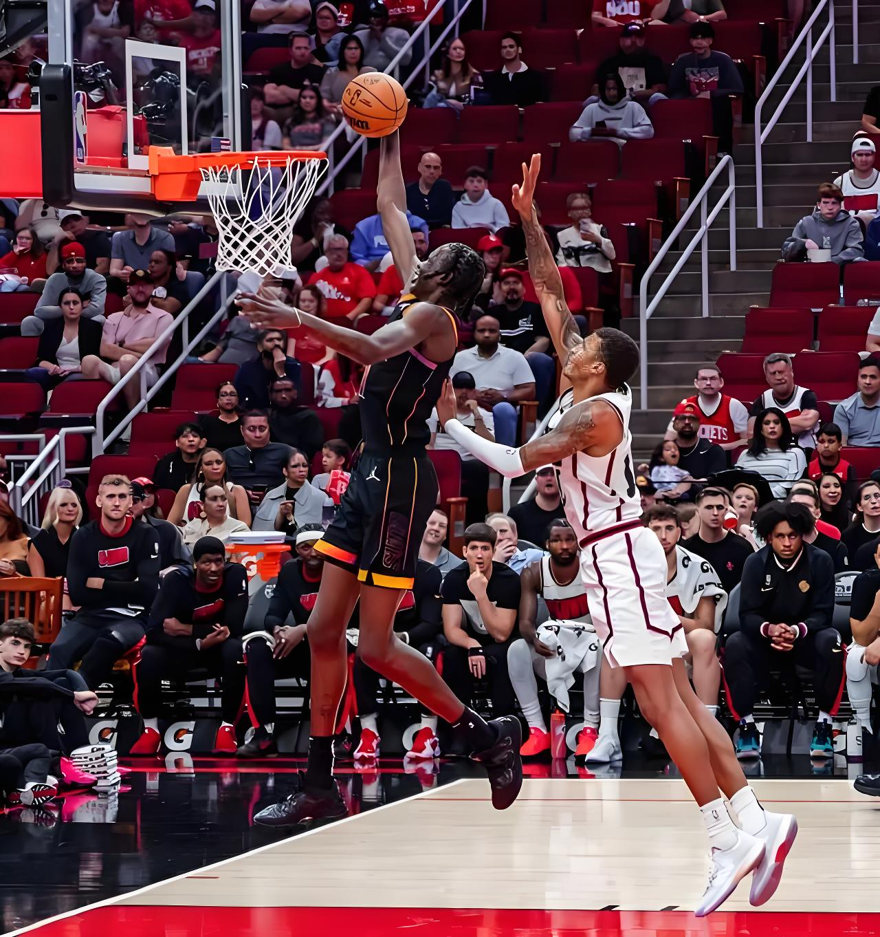 太阳横扫火箭，福克斯点燃赛场