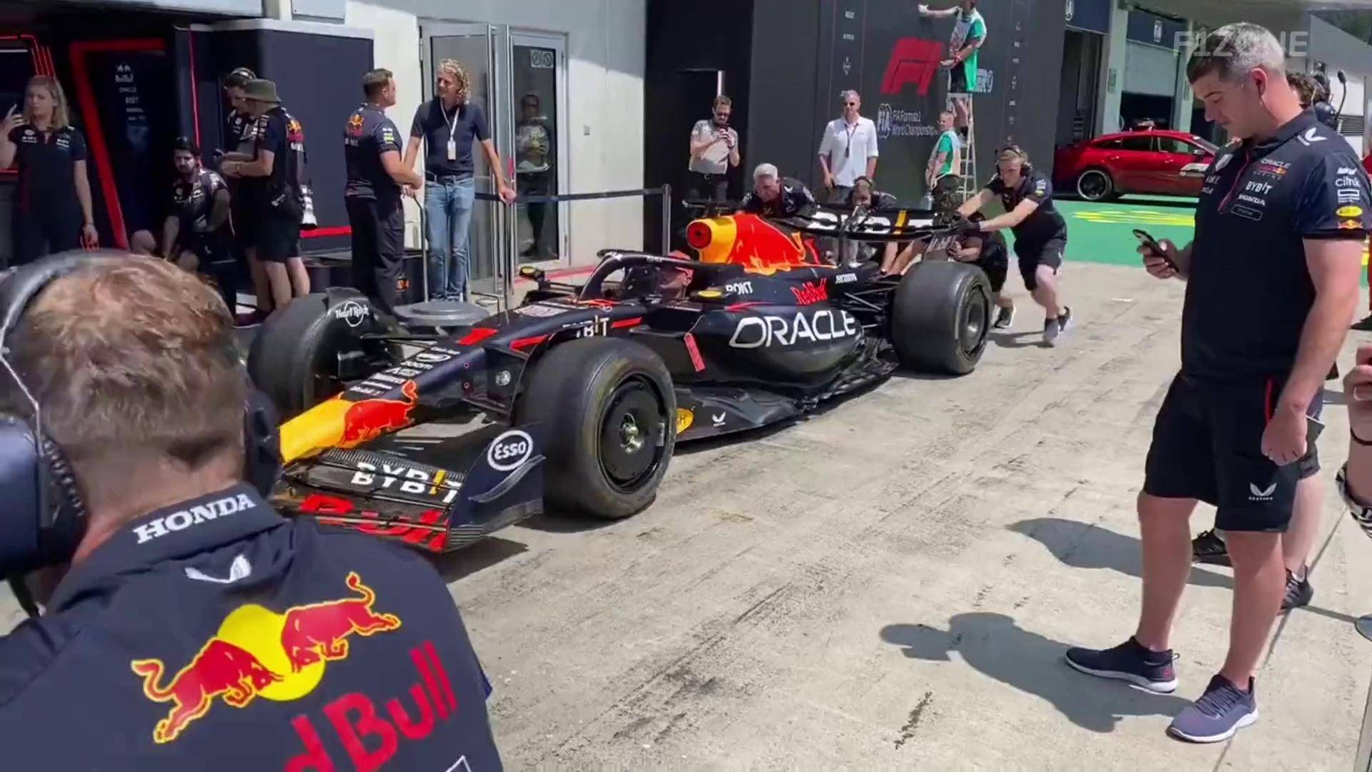 红牛车队力克梅赛德斯，拉塞尔点燃赛场