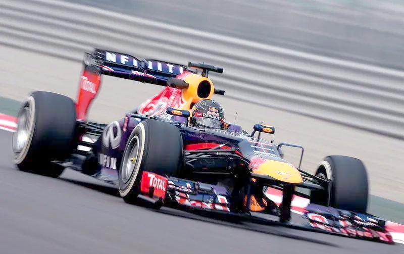 雷诺车队轻取红牛车队,汉密尔顿高光表现 雷诺车队轻取红牛车队,汉密尔顿高光表现