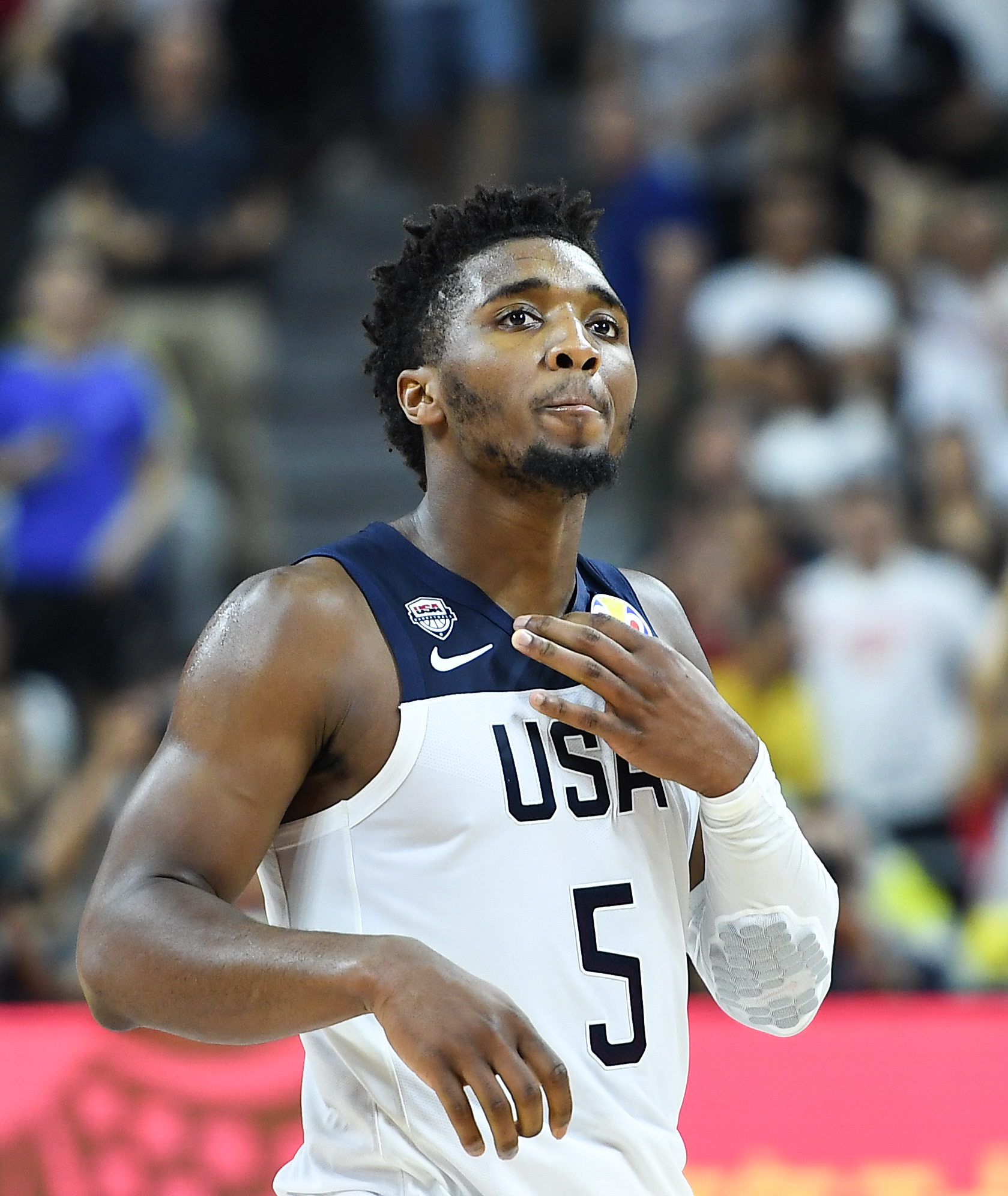 爵士力克广州队，米切尔扛起全队