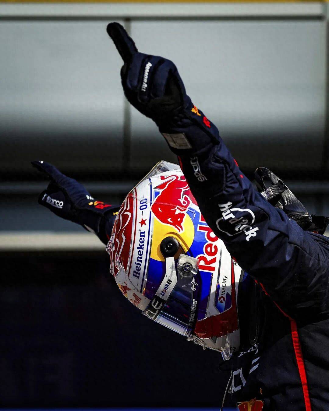 法拉利横扫阿斯顿马丁，维斯塔潘点燃赛场