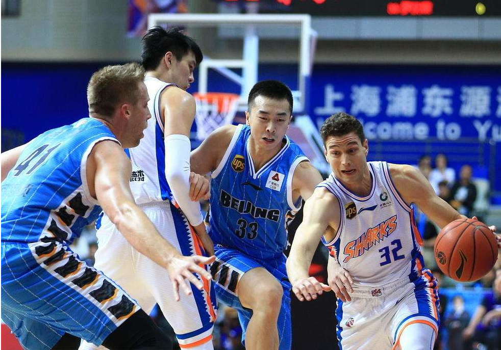 北京队与上海队在场上激烈对抗，最终以胜利结束比赛