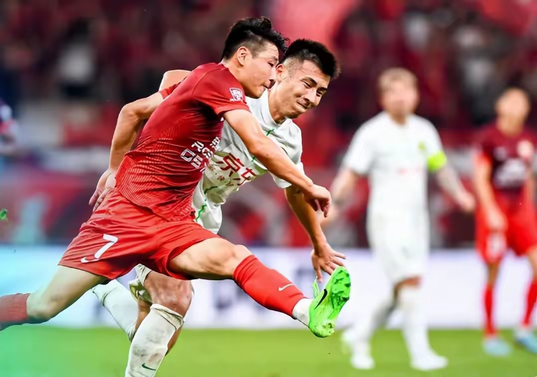 北京队与上海队在场上激烈对抗，最终以胜利结束比赛