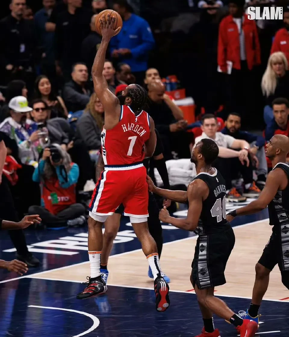 火箭队与湖人队将在明天的比赛中争夺胜利