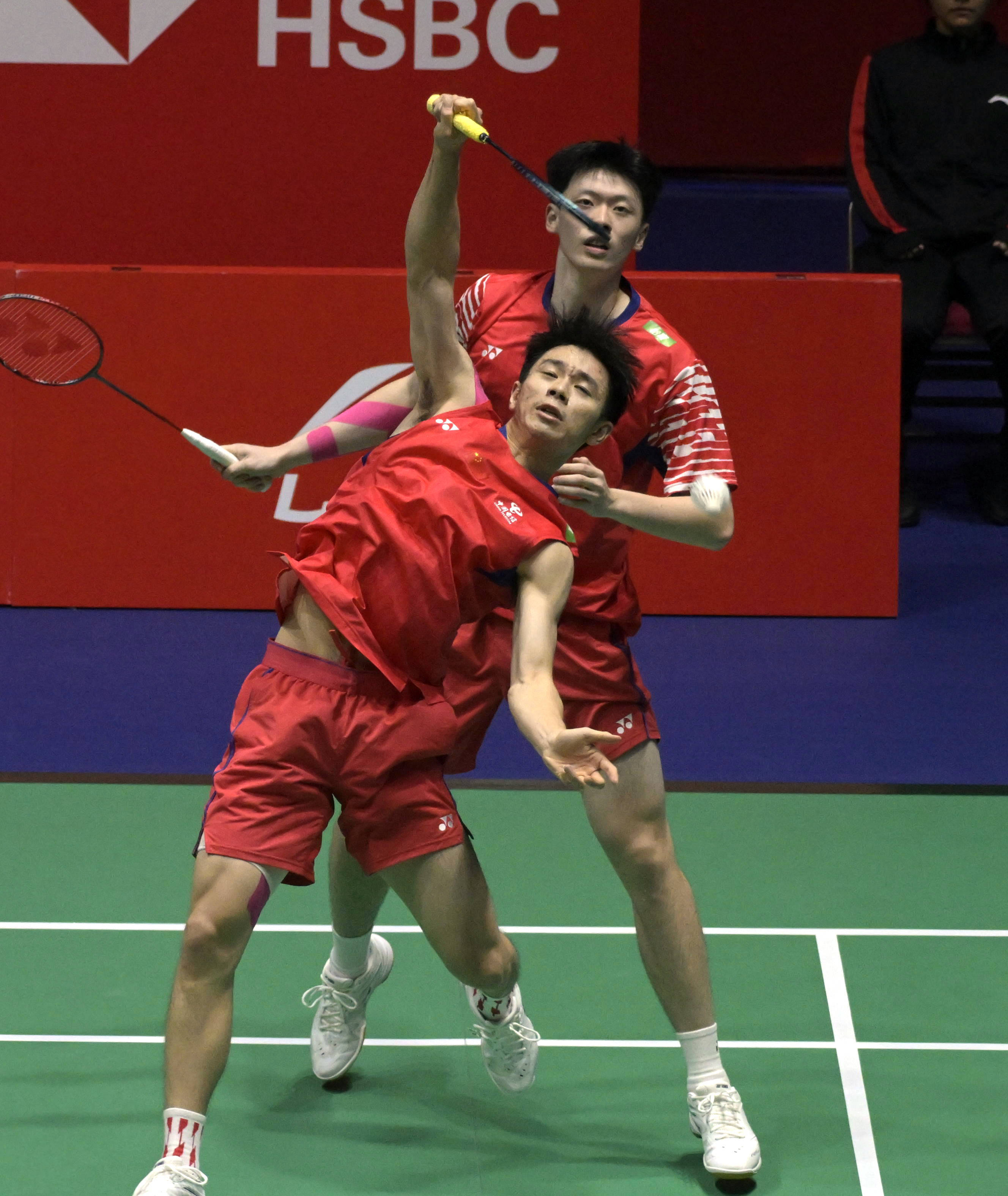 激烈角逐中的羽毛球赛场，竞争激烈