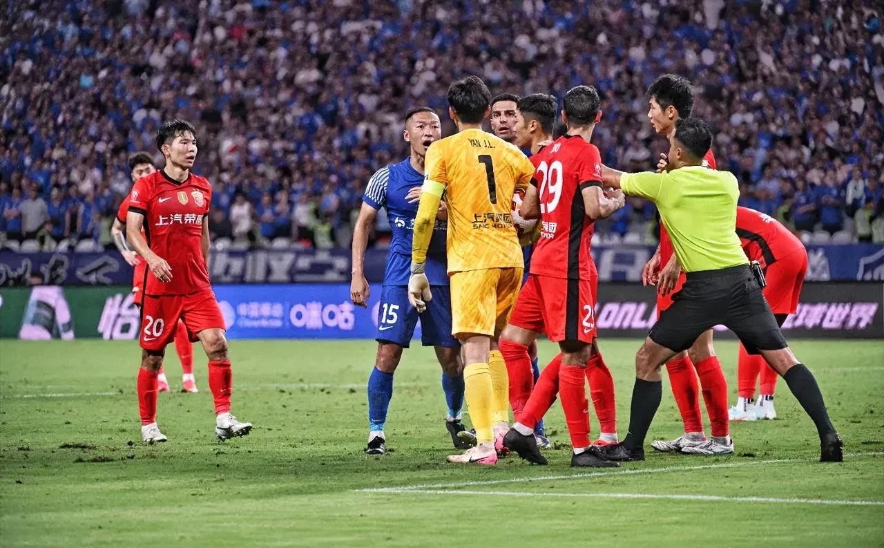 竞争激烈！两队在比赛中难分胜负