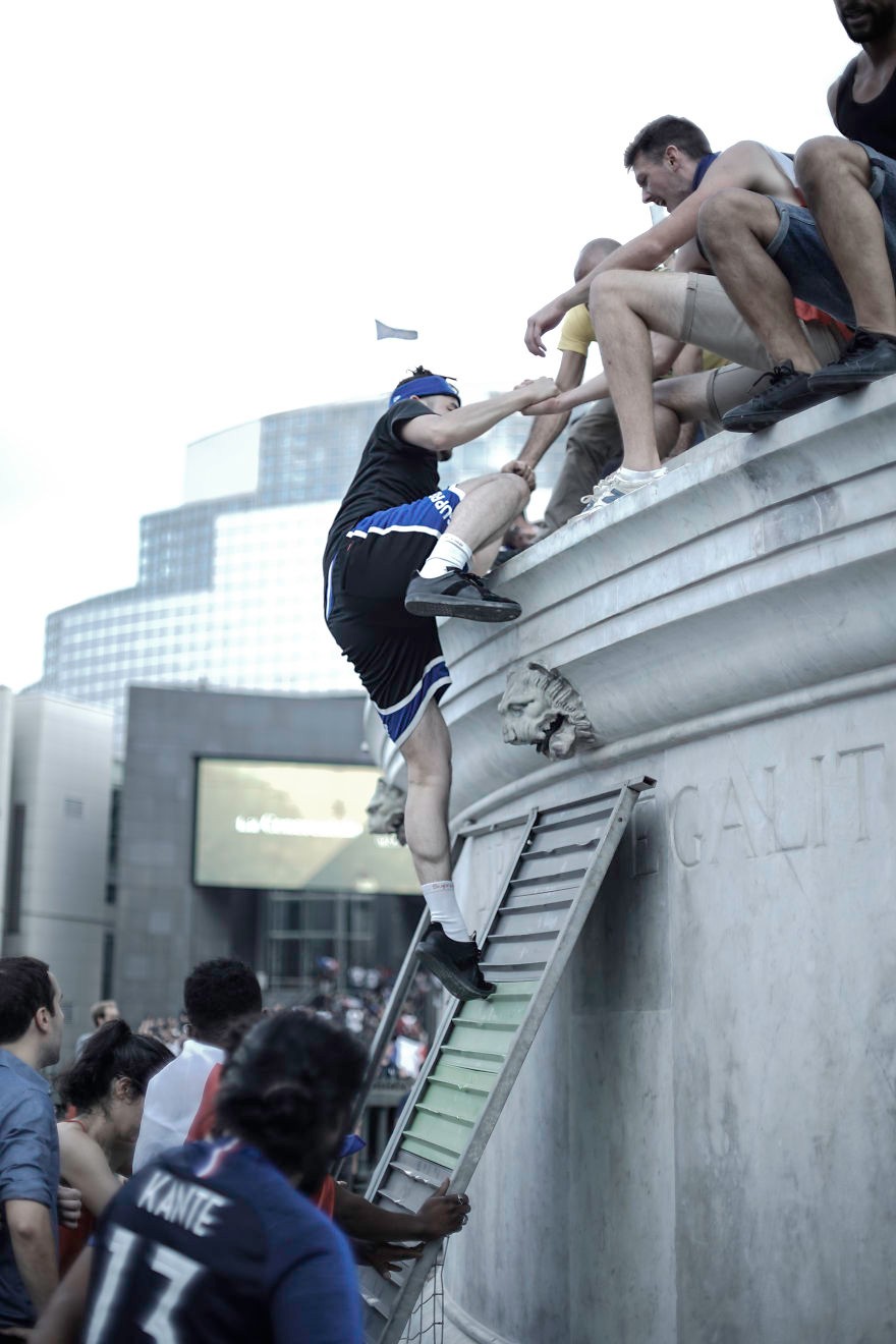 罗马爆冷击败拜仁,挺进半决赛,球迷疯狂庆祝 罗马爆冷击败拜仁,挺进半决赛,球迷疯狂庆祝