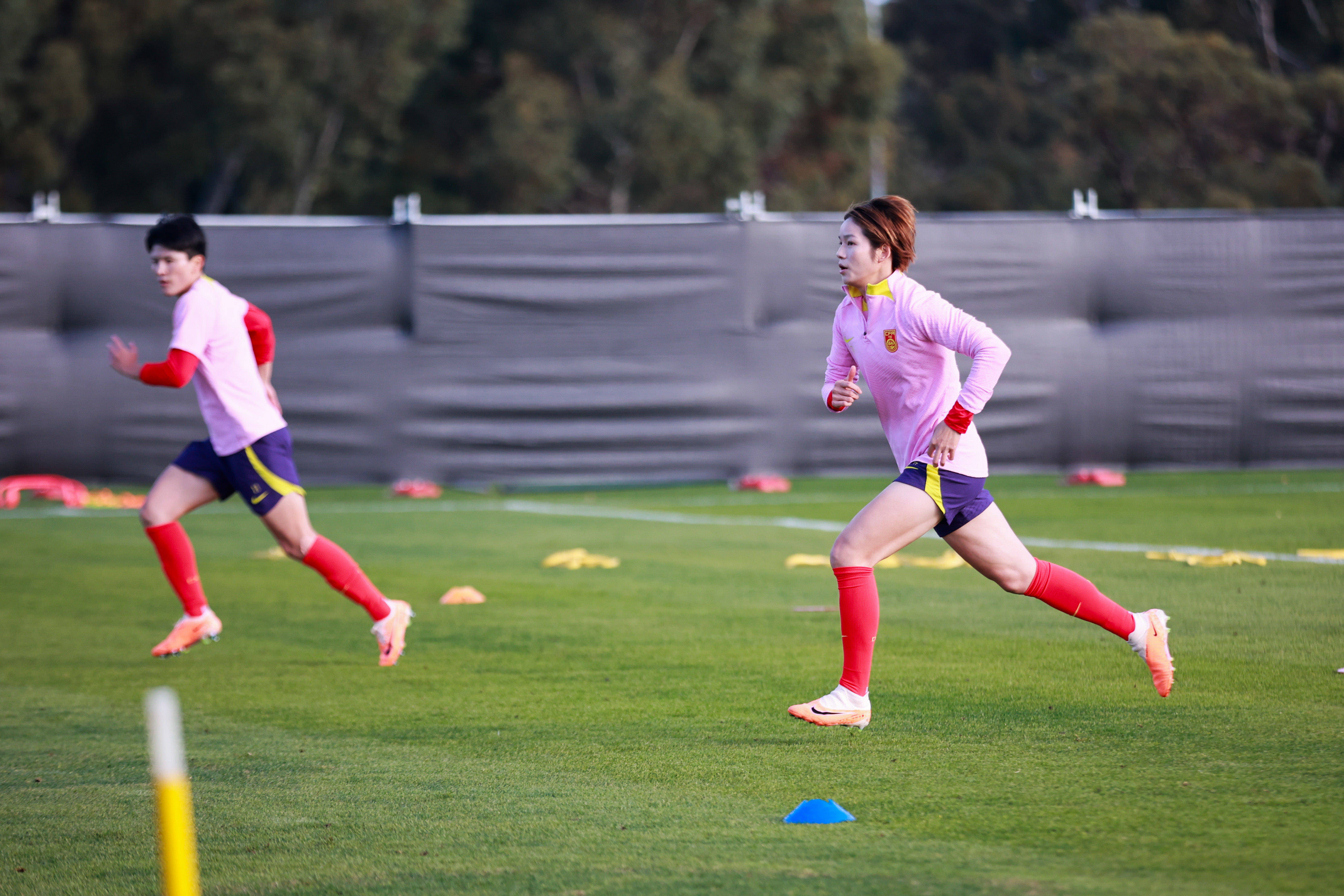 足坛女足赛事精彩绝伦，球队备战状态亮眼