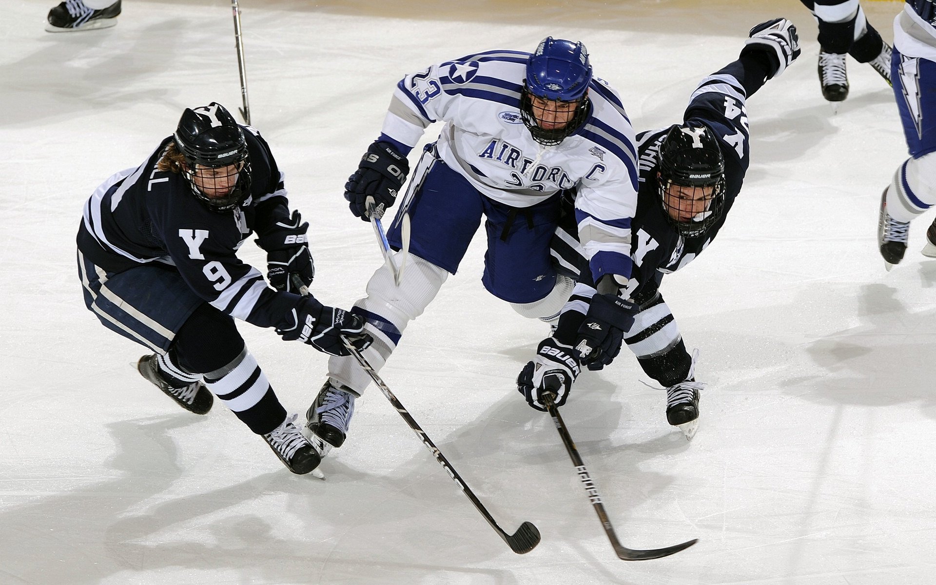 橙色风暴席卷尼斯，厄德高连续得分拉开差距，荷兰展现统治力