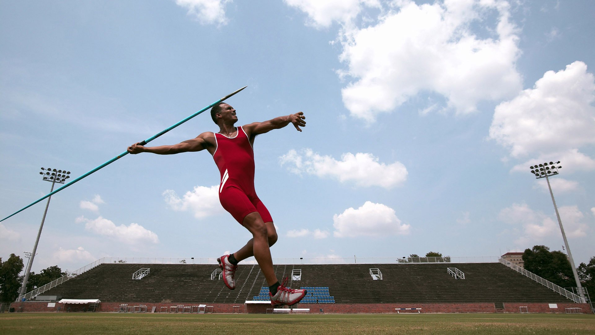 阿斯顿马丁险胜梅赛德斯，诺里斯关键制胜，一场策略与勇气的胜利